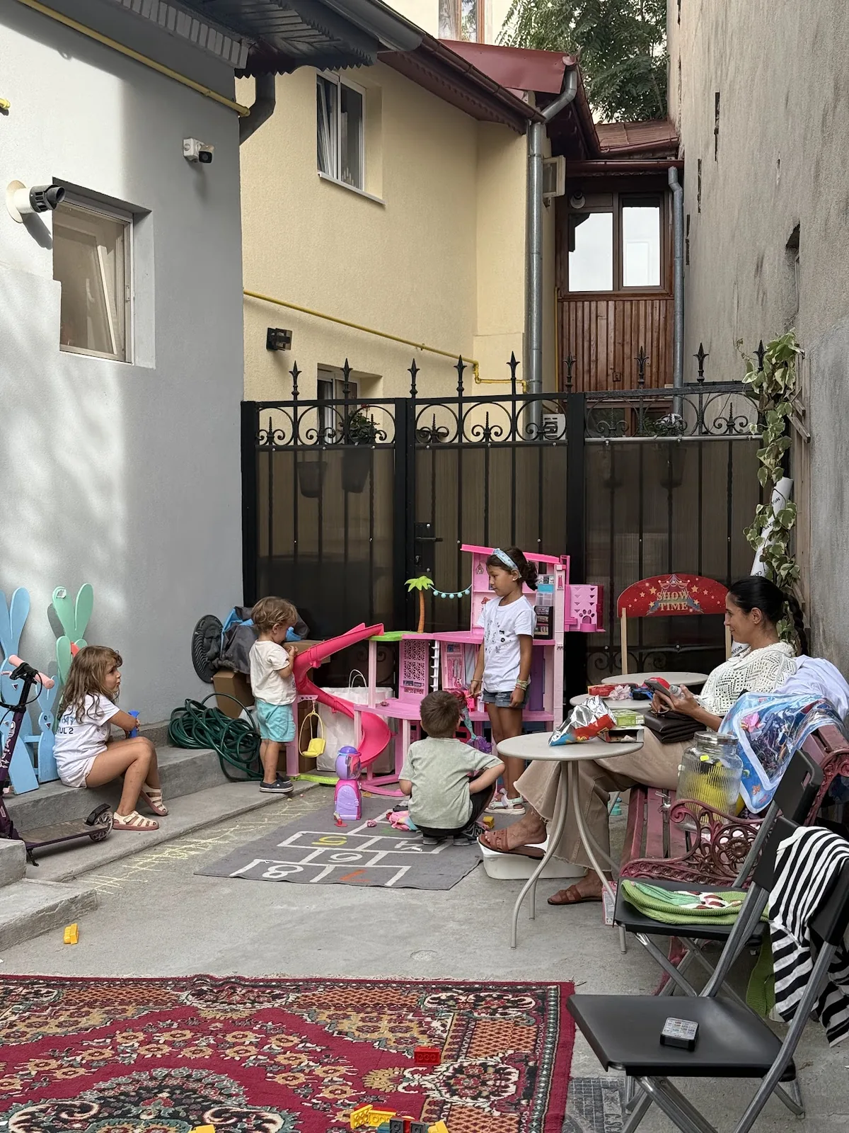 Copii jucându-se în curtea Kinderbazar la un eveniment de comunitate
