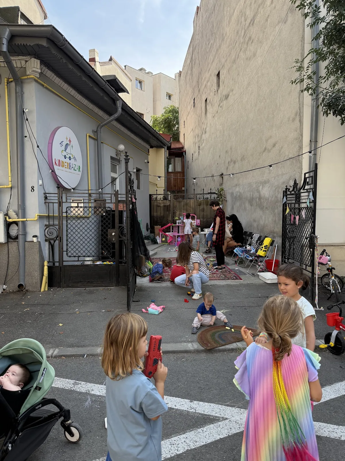 Spațiul de joacă din curtea Kinderbazar în timpul unui eveniment
