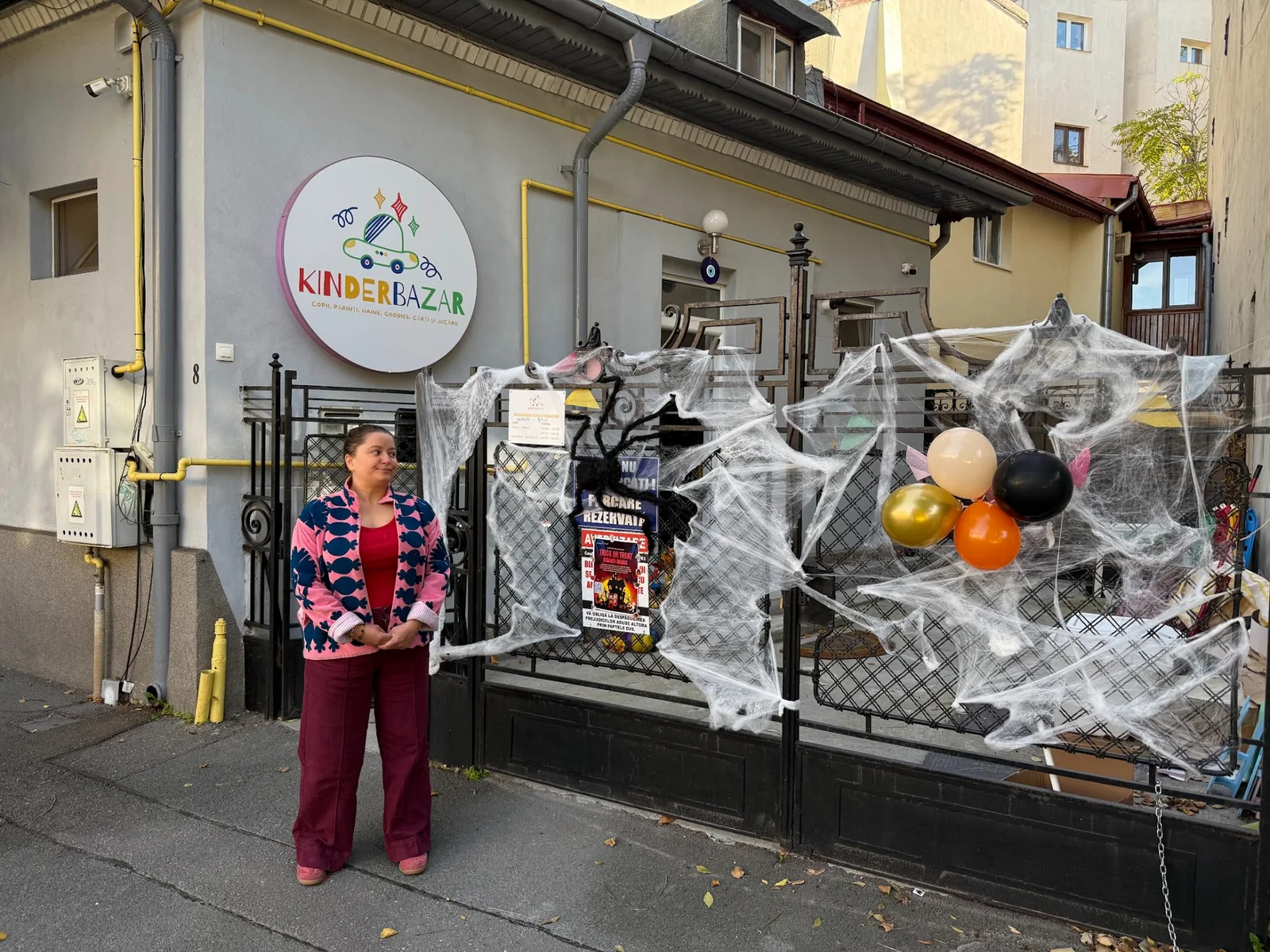 Fațada Kinderbazar decorată pentru un eveniment de Halloween