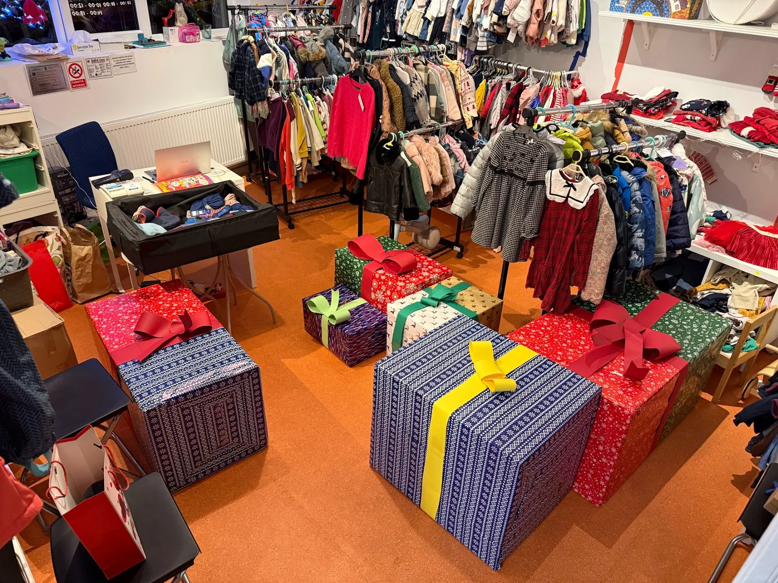 Cadouri și haine pregătite în magazinul Kinderbazar pentru sărbători