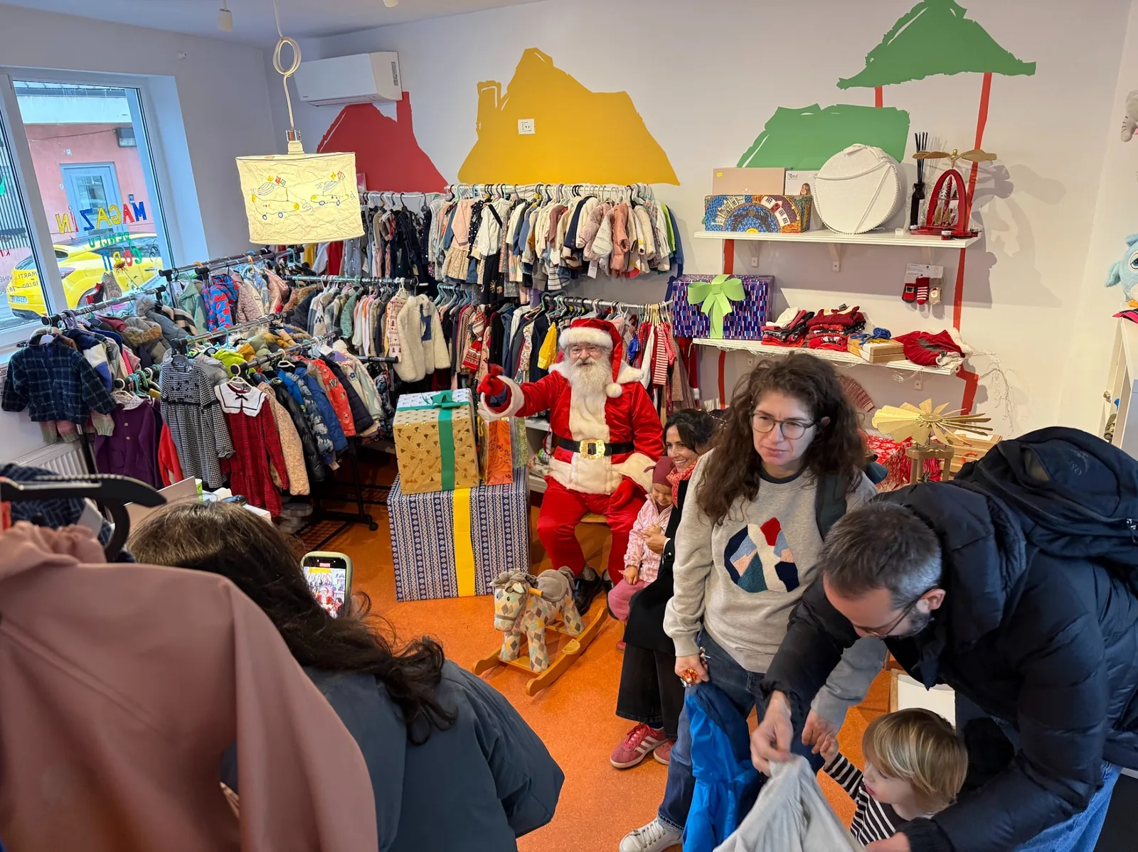 Moș Crăciun alături de familii în magazinul Kinderbazar