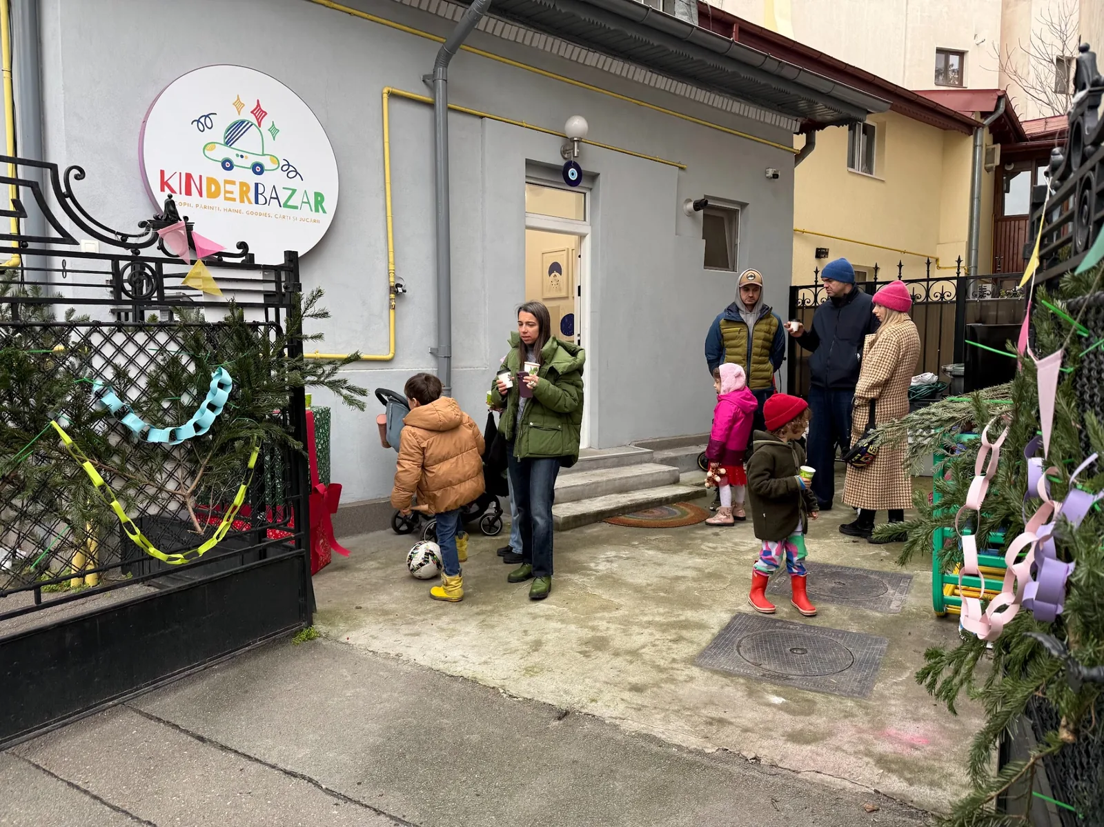 Familii la un eveniment de iarnă în curtea Kinderbazar