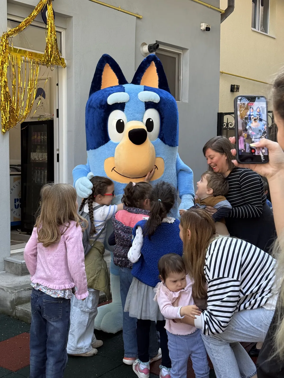 Mascotă și copii la un eveniment organizat de Kinderbazar