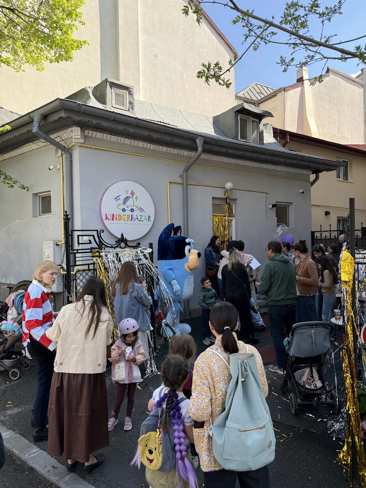 Familii și copii reuniți la un eveniment Kinderbazar