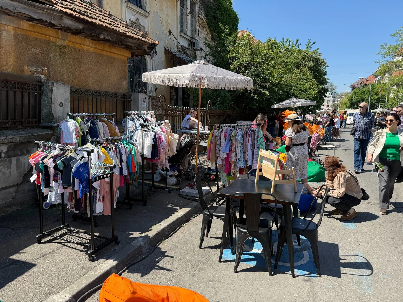 Târg de haine pentru copii organizat în comunitatea locală