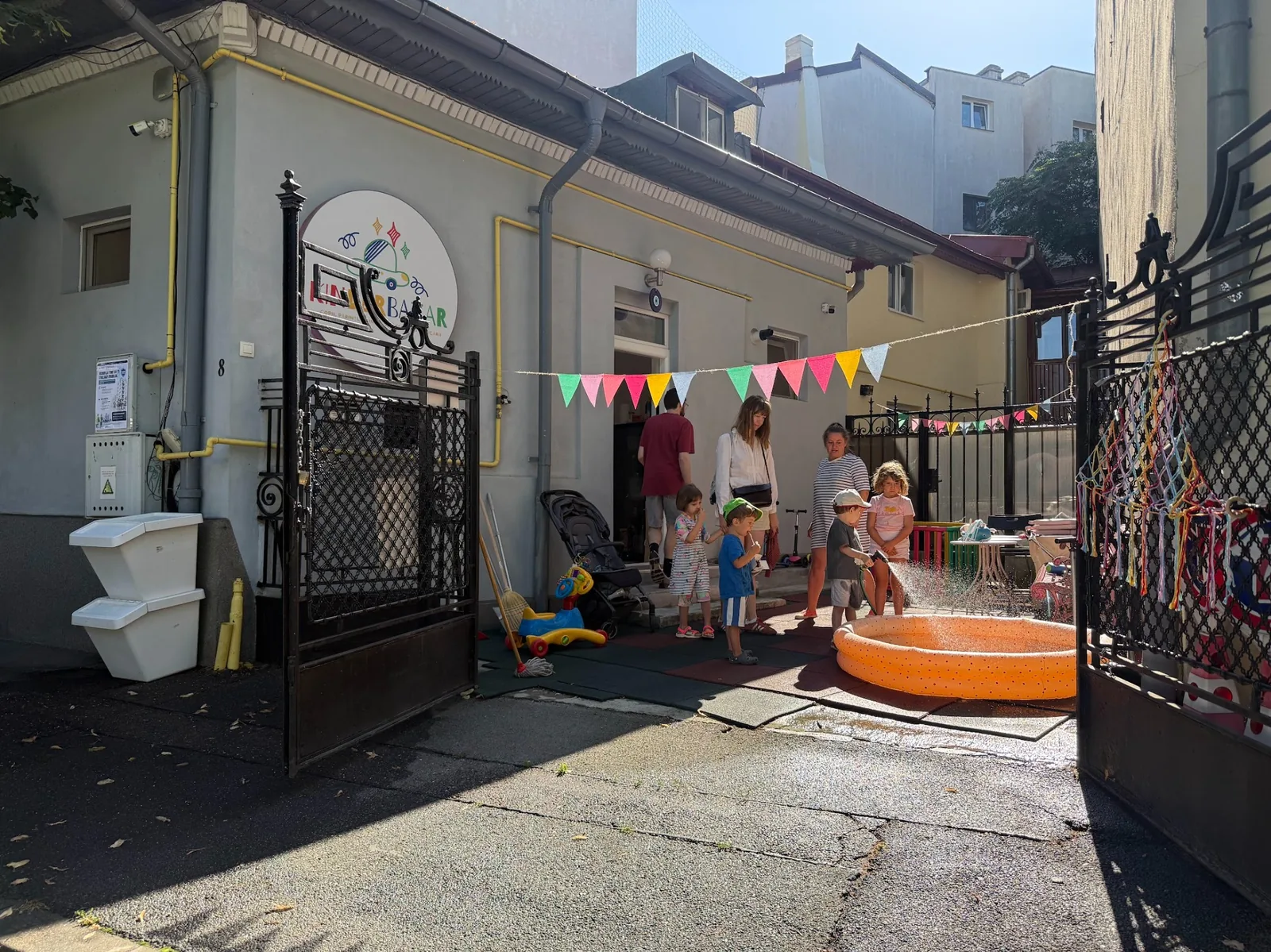 Joacă de vară în curtea Kinderbazar