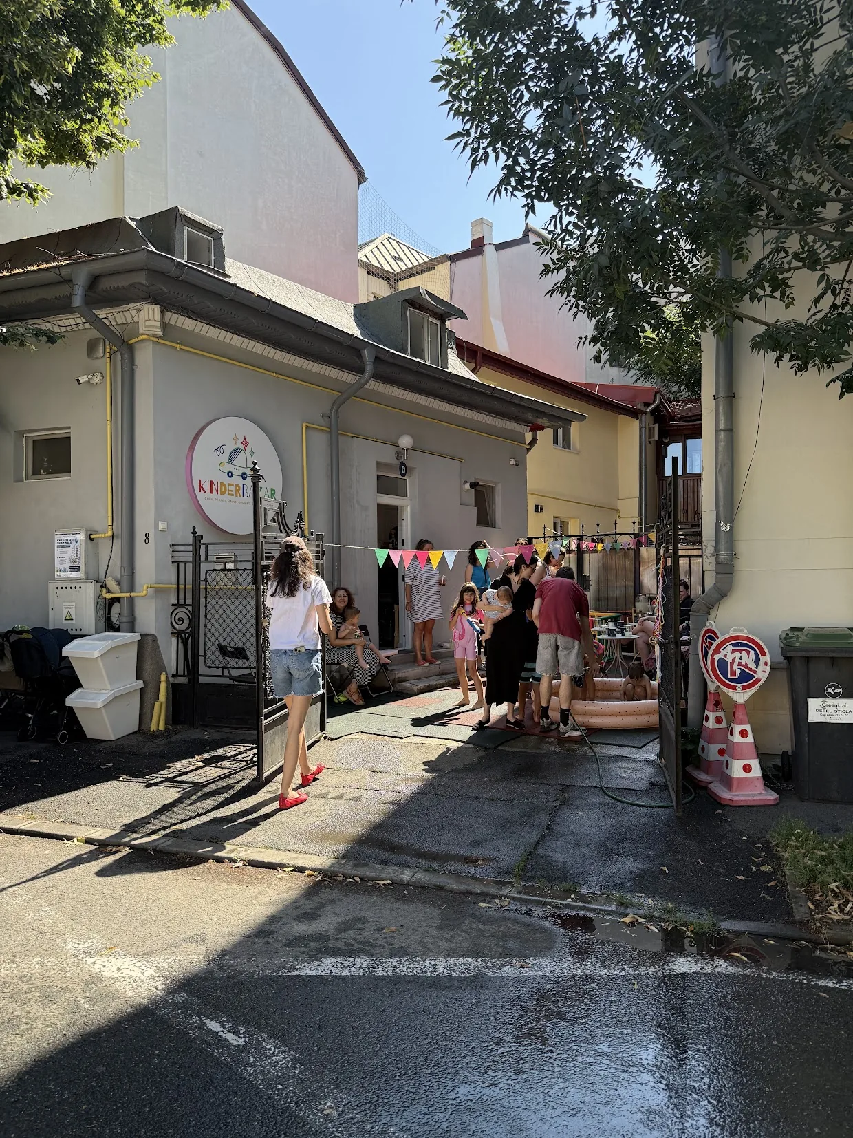 Eveniment de vară în fața magazinului Kinderbazar, cu familii și copii la joacă