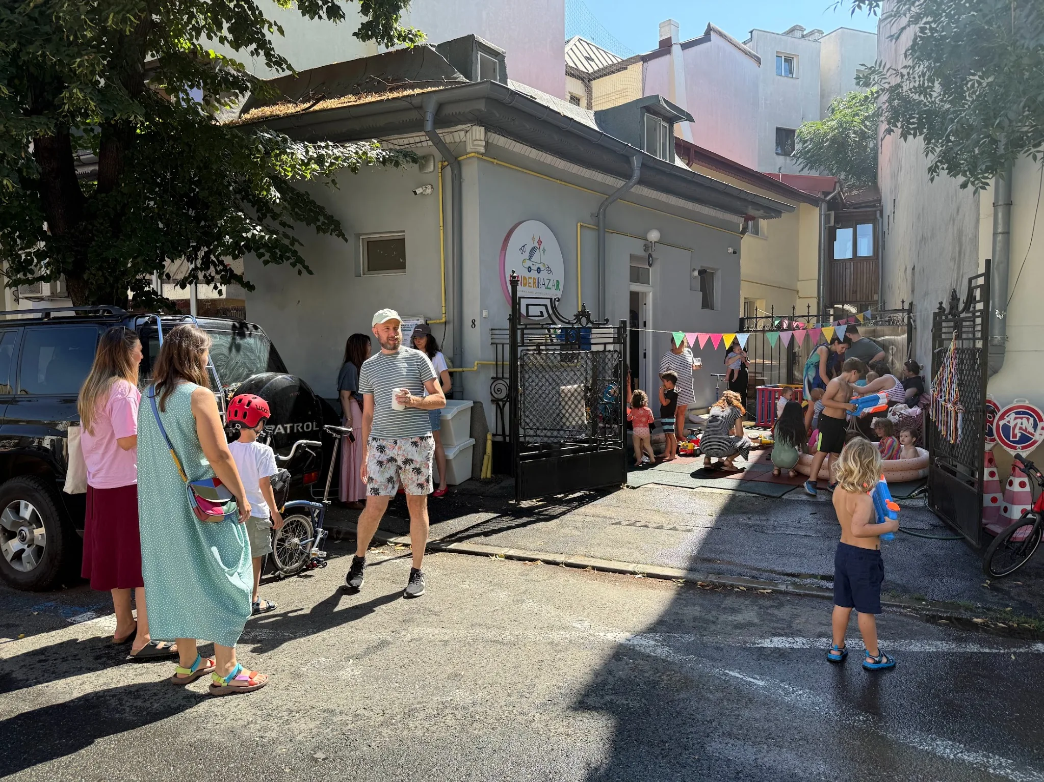 Părinți și copii la un eveniment de vară în curtea și fața Kinderbazar