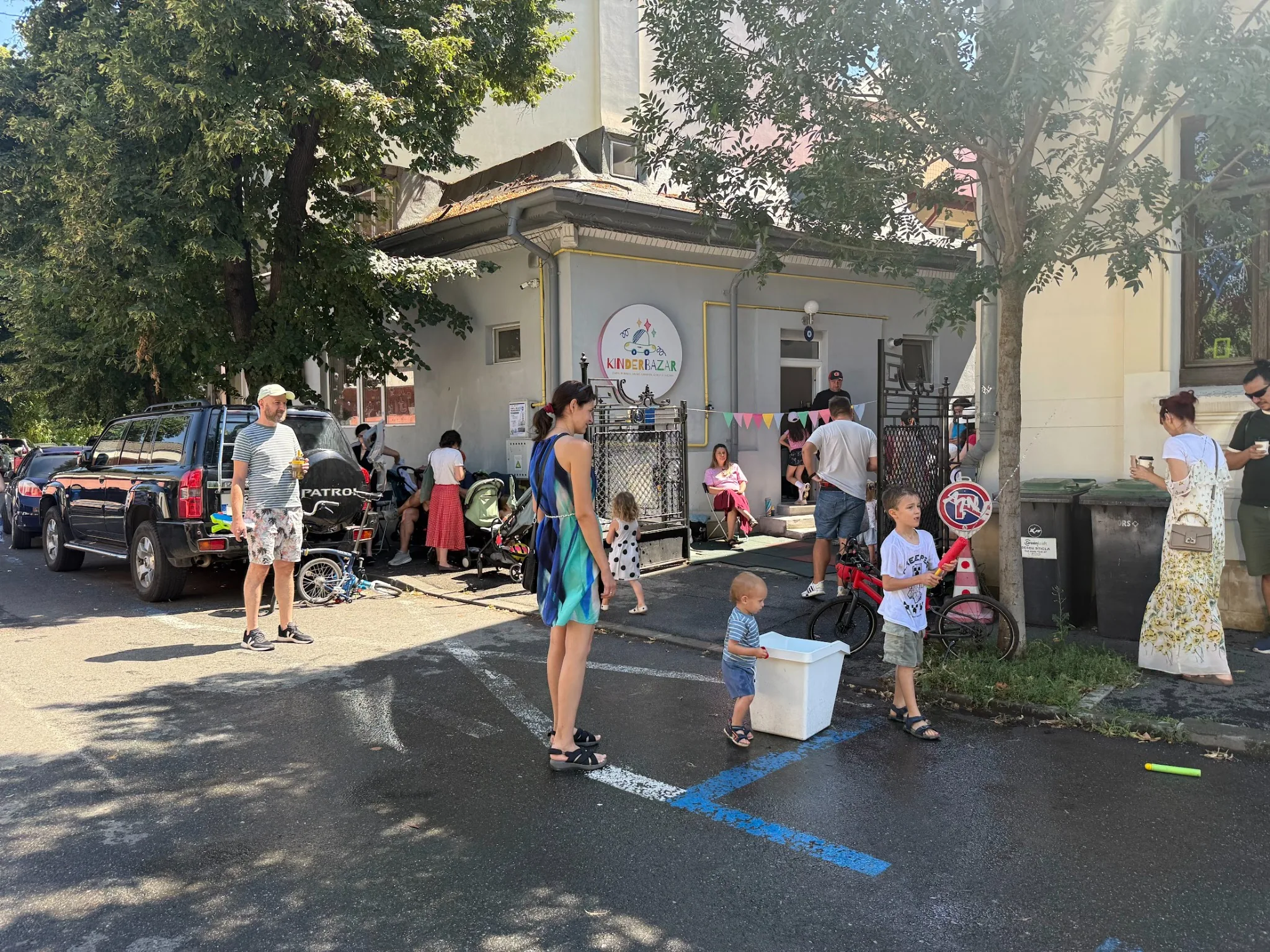 Comunitatea Kinderbazar reunită într-o zi de vară, cu joacă și activități pentru copii