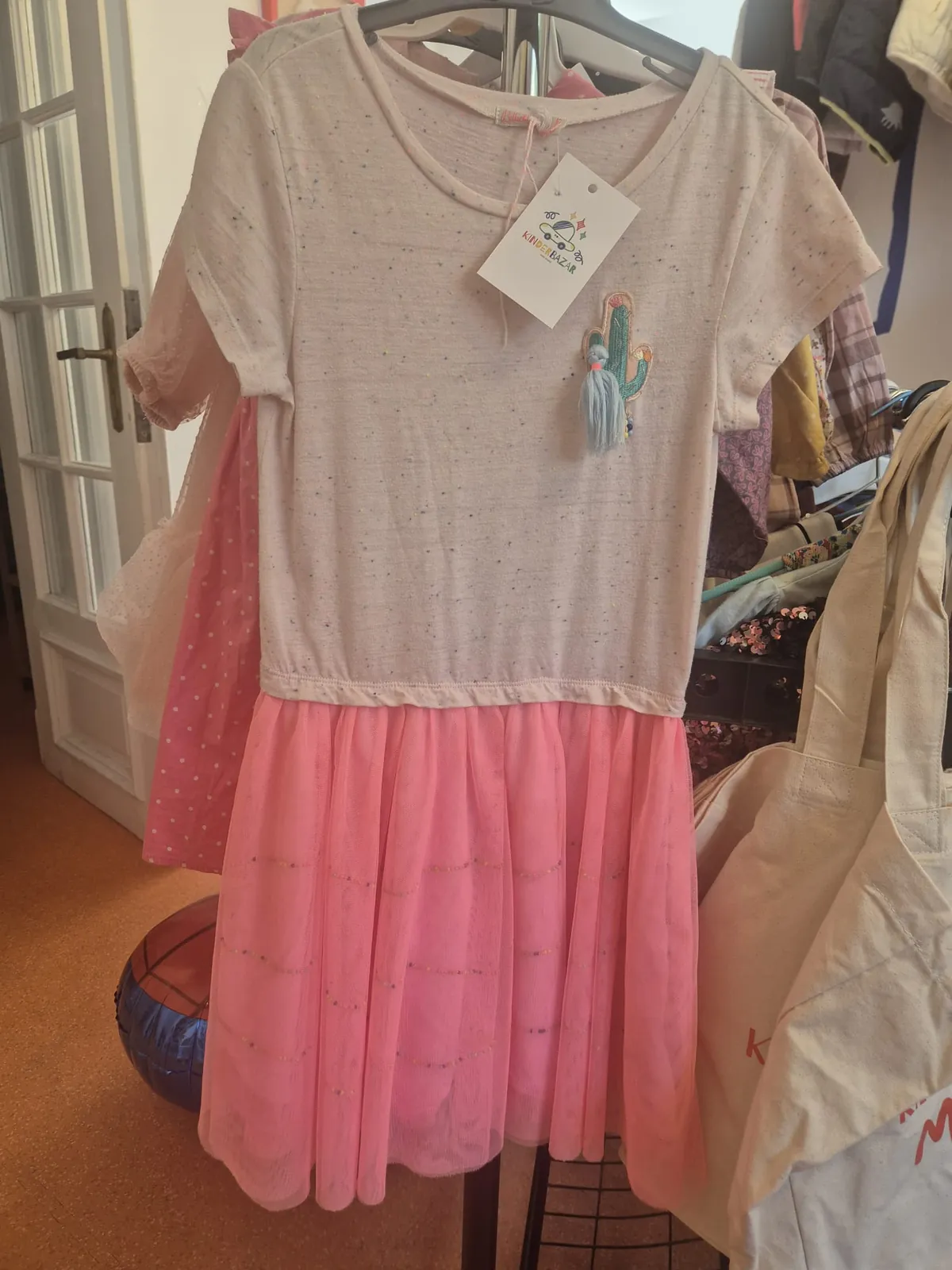 Ținută roz pentru fete cu tricou și fustă din tul, selecție Kinderbazar București