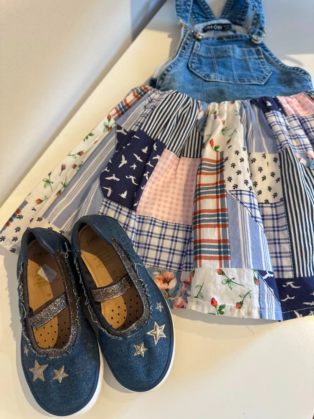 Ținută pentru fete cu rochie patchwork și pantofi, selecție premium pentru copii la Kinderbazar