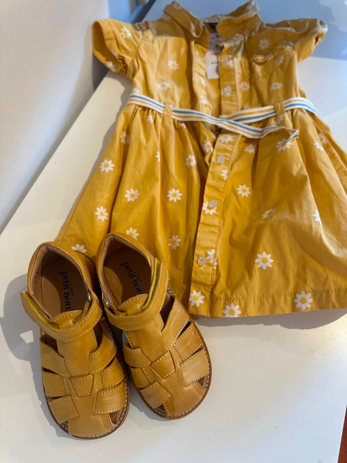 Rochie galbenă cu flori și sandale Petit Nord pentru fetițe, Kinderbazar București