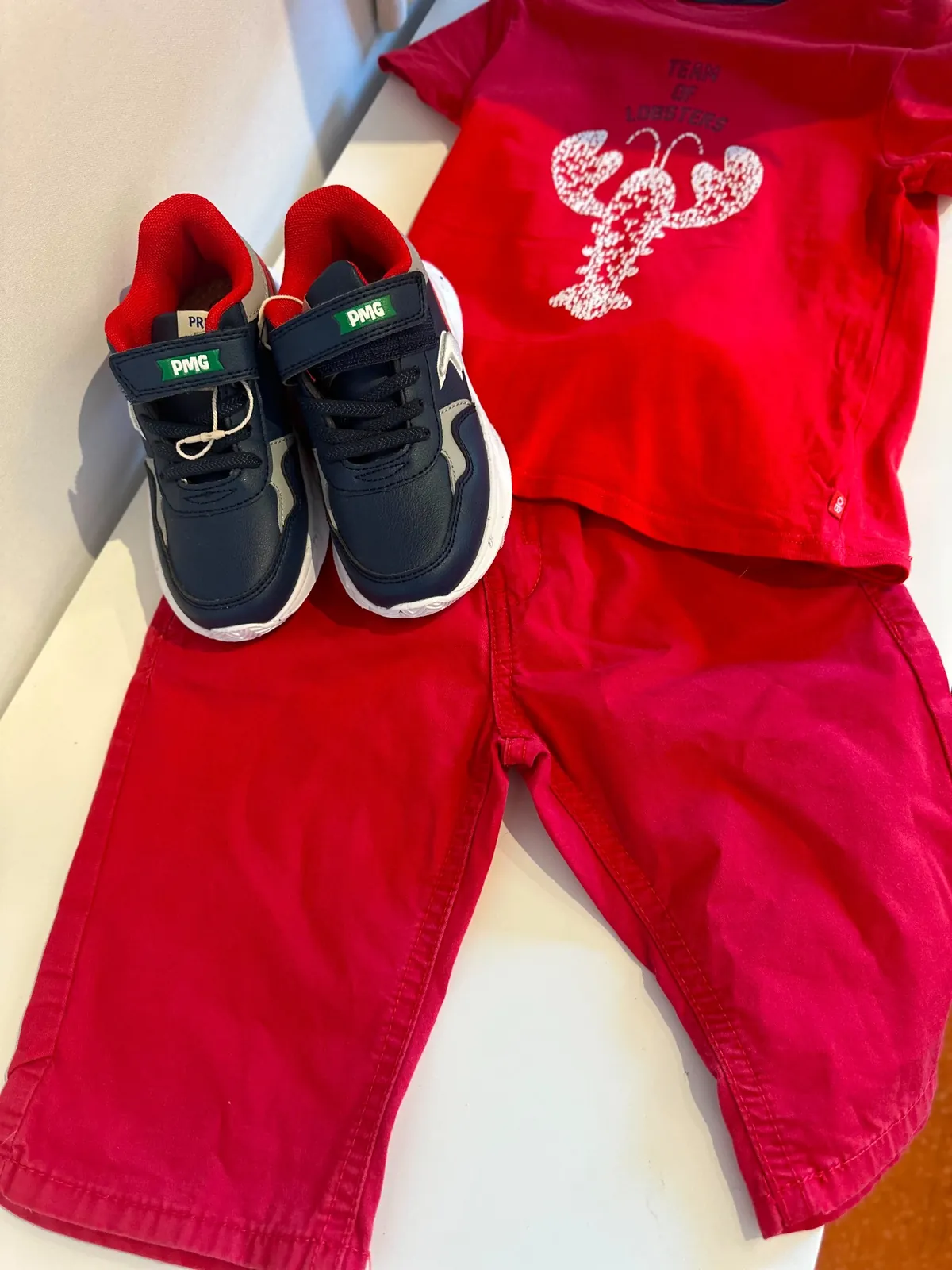 Ținută roșie pentru băieți cu tricou, pantaloni și pantofi sport, selecție Kinderbazar