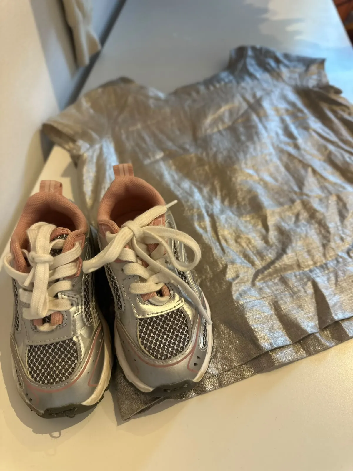 Ținută argintie pentru copii cu pantofi sport, haine premium second-hand Kinderbazar