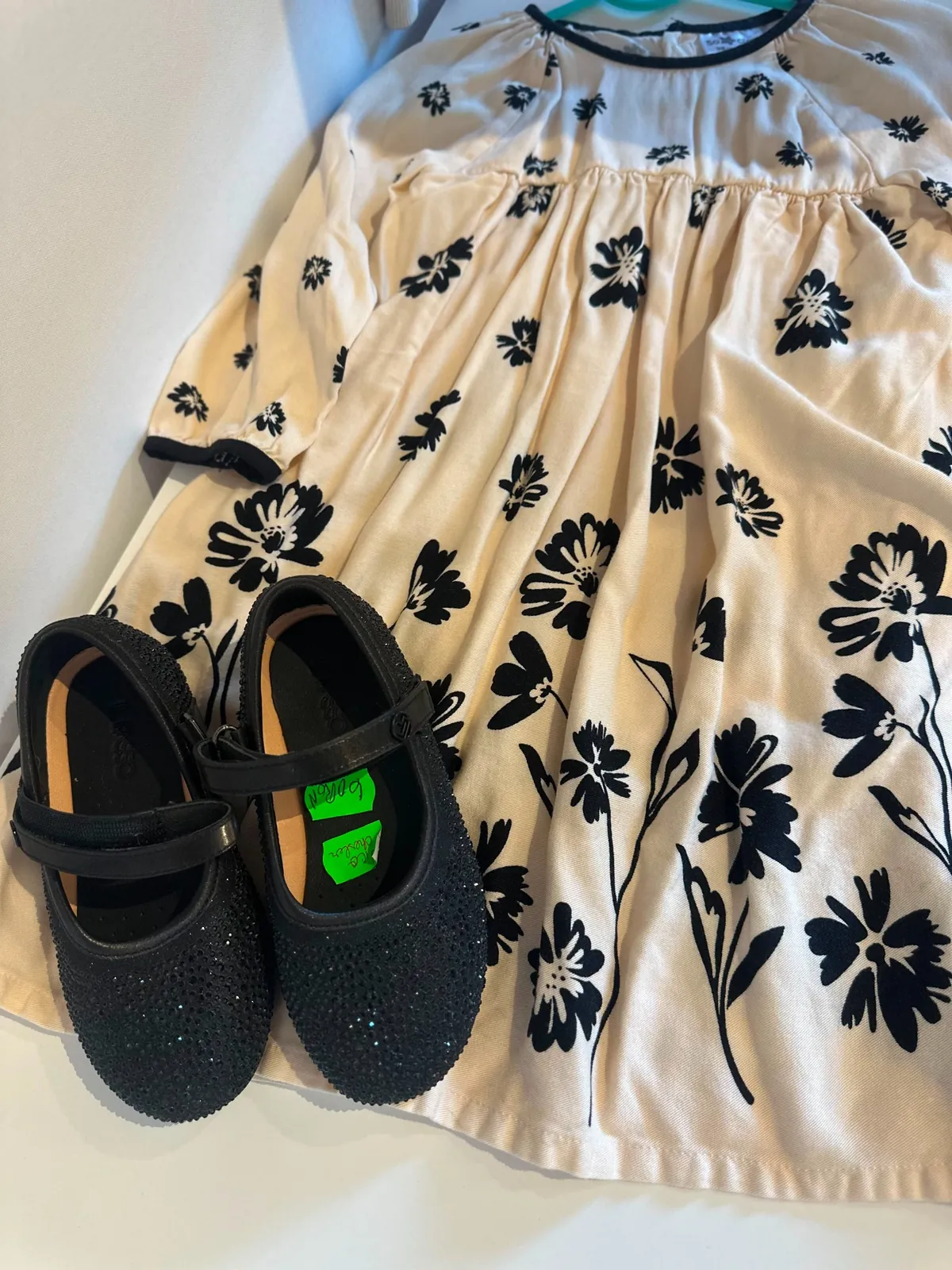 Rochie alb-negru cu imprimeu floral și pantofi pentru fete, selecție Kinderbazar