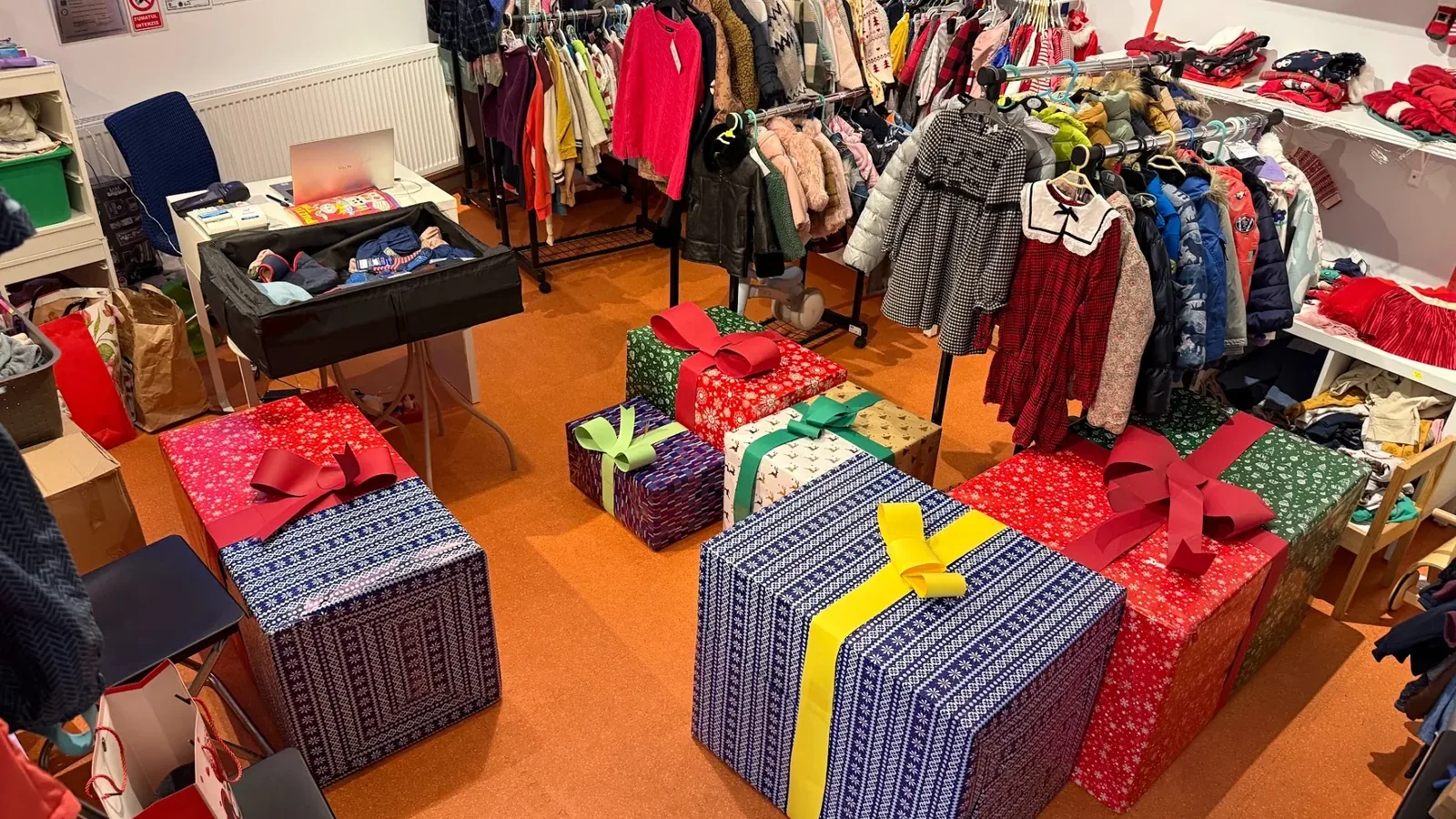 Selecție de haine și cadouri în magazinul Kinderbazar