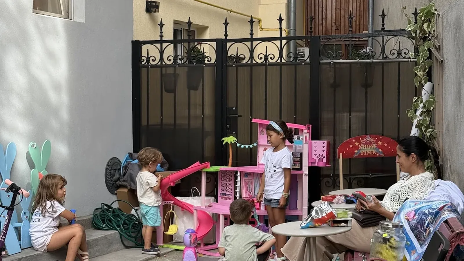 Copii jucându-se în curtea Kinderbazar