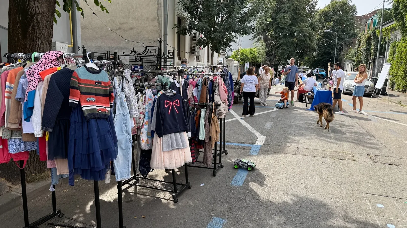 Standere cu haine pentru copii la un eveniment Kinderbazar în București